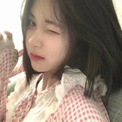 给小酒馆女子喝高杯酒